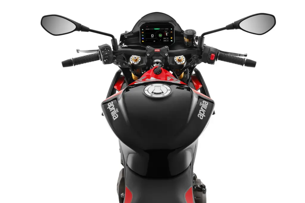 Aprilia_Tuono-660-Factory_Dark-Banshee_Postoguida-1100x733.webp