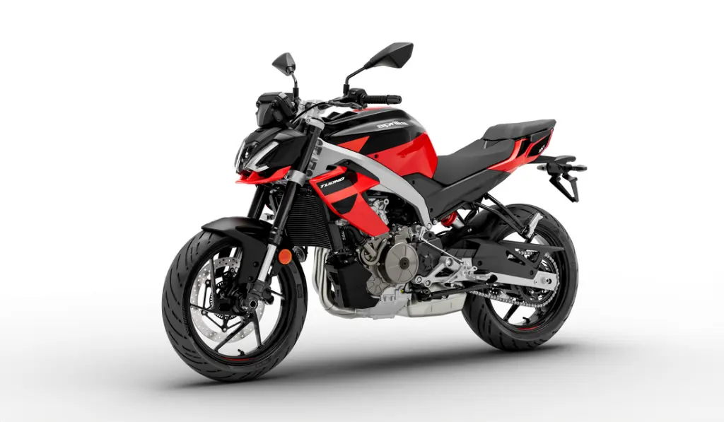 Aprilia_Tuono-457_Piranha-Red_3-4-ant-sx-1100x642.webp