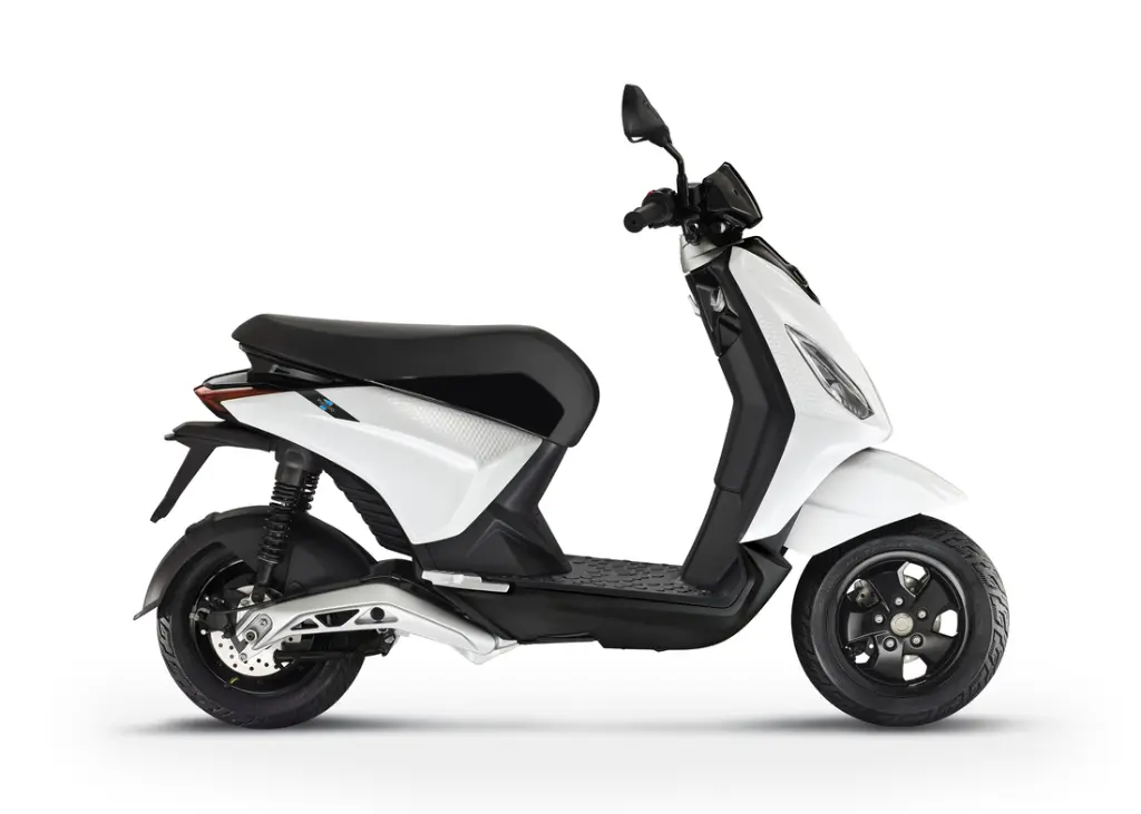 Piaggio-ONE_bianco_LatDX_bianco-1100x786.webp