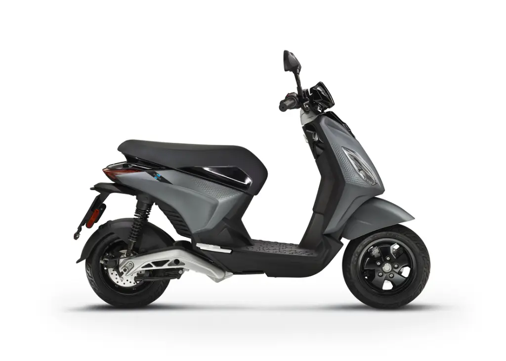 2021_06_Piaggio_one_Grigio_LatDX_bianco-1100x786.webp