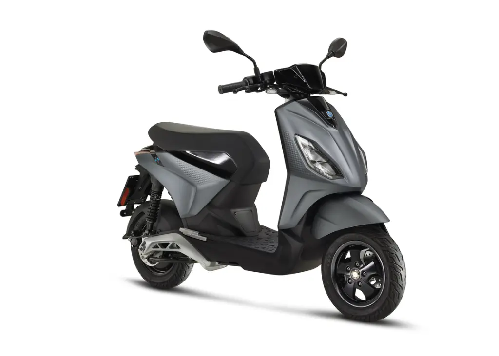2021_06_Piaggio_one_grigio_3-4AntDX_bianco-1100x786.webp